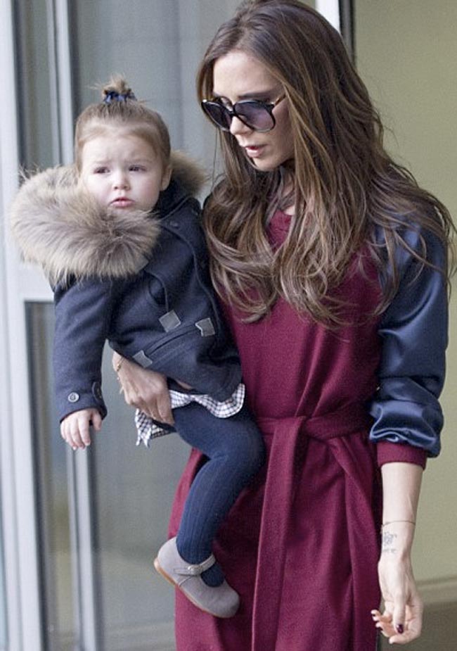 Harper và mẹ tại New York Fashion Week (Tuần lễ thời trang New York) với chiếc áo khoác của Marie Chantal có giá hơn 300$ (khoảng 6 triệu VND)
