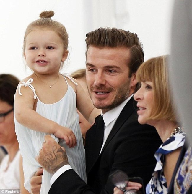 Harper trong show diễn thời trang của mẹ Vic, cô bé mặc một chiếc váy voan xếp li trắng của Chloe có giá 185$ (gần 4 triệu VND).
