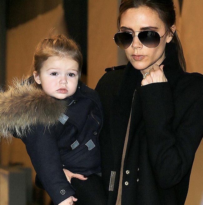 Harper và mẹ trên đường đến London, cô bé mặc chiếc áo khoác của Marie Chantal có giá hơn 300$ (khoảng 6 triệu VND).
