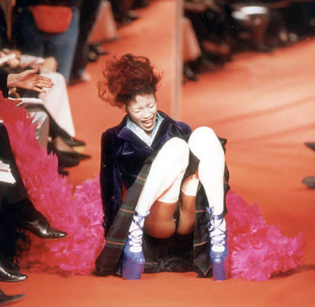 Một pha 'vồ ếch' nổi tiếng trên catwalk khác thuộc về người mẫu Naomi Campbell vào năm 1993. Cô phải trình diễn đôi giày platform cao 25cm trong show diễn của Vivienne Westwood tại tuần lễ thời trang Paris.
