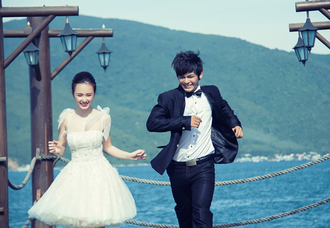 Angela Phương Trinh và Sơn Ngọc Minh trong một bộ phim. Cả hai cô dâu chú rể thể hiện rõ niềm vui trong ngày cưới.
