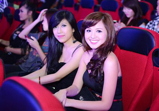 Tham dự sự kiện cùng nhiều hot girl khác, Tâm Tít vẫn nổi bật với nụ cười tươi, vẻ ngoài duyên dáng.
