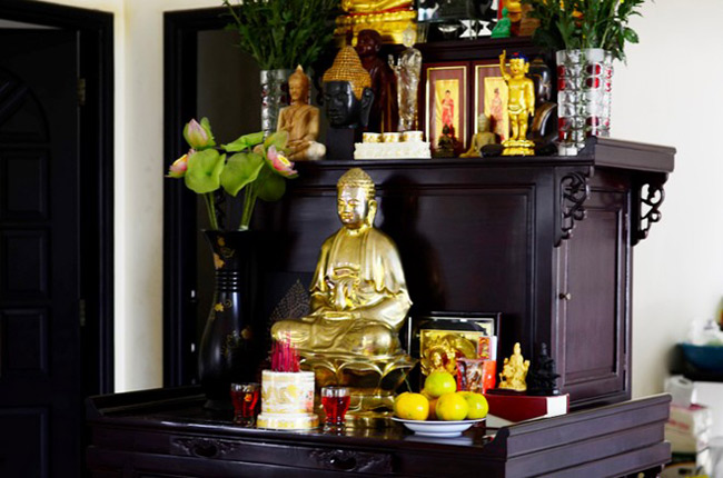 Bên trong căn nhà, một góc rộng ngay giữa phòng khách là vị trí ưu tiên đặt bàn thờ Phật.
