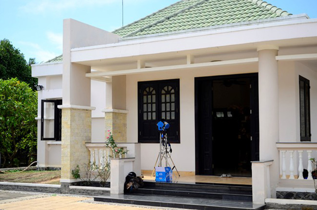 Căn nhà của Việt Trinh và con trai được xây cất theo phong cách hiện đại. Toàn bộ đều có nước sơn màu trắng, sạch sẽ và sáng sủa.
