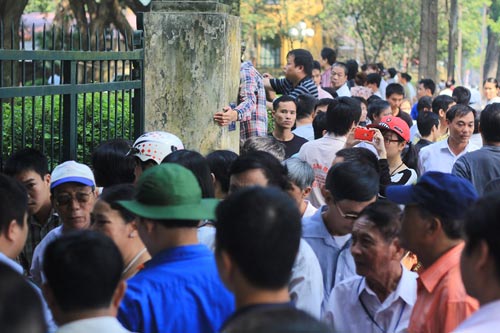 Hết ngày viếng, người dân vẫn đổ về nhà Đại tướng - 1