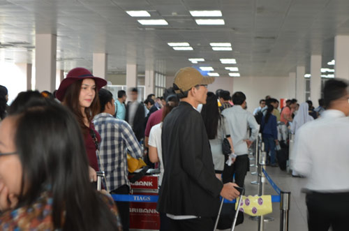 HH Diệu Hân lẻ loi ở sân bay - 6