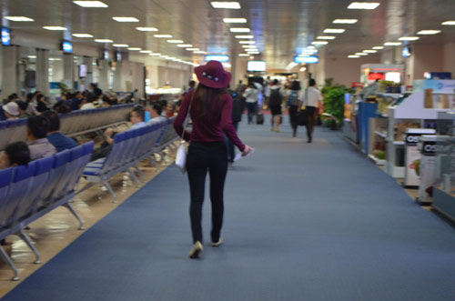 HH Diệu Hân lẻ loi ở sân bay - 7