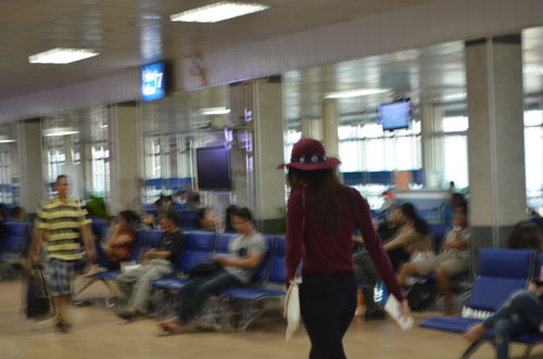 HH Diệu Hân lẻ loi ở sân bay - 8