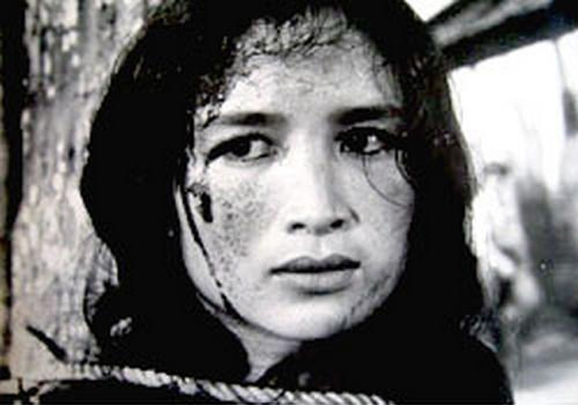 Trà Giang hóa thân người phụ nữ Việt Nam kiên cường, anh dũng trong chiến tranh.
