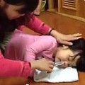 Làm mẹ - Clip rửa mũi trẻ 'chuẩn không cần chỉnh'