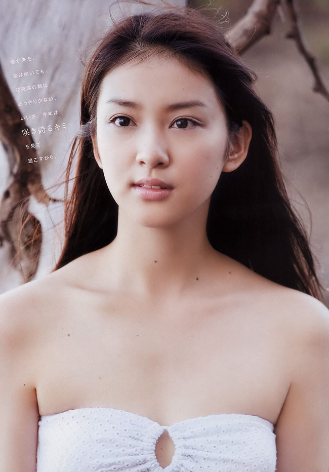 Ngoài vai trò diễn viên, Emi Takei còn là ngôi sao quảng cáo, người mẫu ảnh được yêu thích tại đất nước Hoa Anh Đào.

