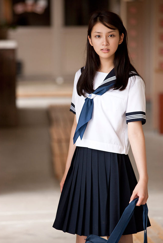 Hình ảnh Emi Takei đẹp mong manh, trong sáng trong bộ đồng phục nữ sinh.
