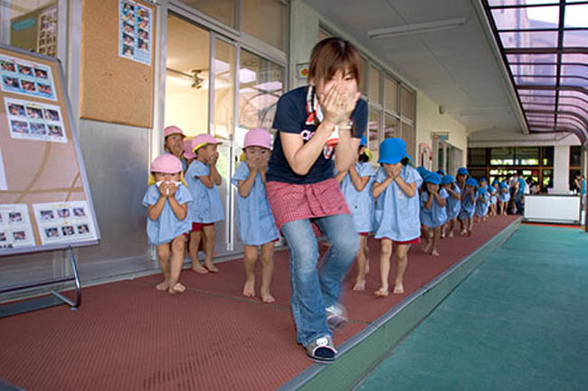 Là đất nước hay xảy ra động đất, các bé mẫu giáo luôn được cô dạy cho những kỹ năng quan trọng khi xảy ra thiên tai. Hình ảnh một buổi dạy kỹ năng khi xảy ra động đất ở nhà trẻ.
