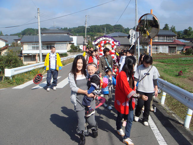 Một ngày lễ hội dành cho trẻ con ở Nhật. Mẹ và bé đều háo hức tham dự. Các bé được mẹ cho mặc trang phục cổ truyền.
