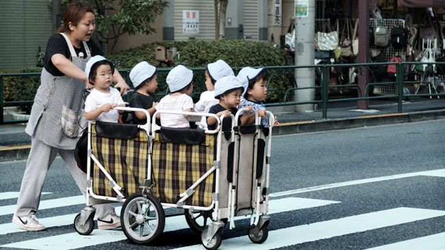 Xe đẩy các bé mẫu giáo - một đặc trưng rất dễ thương của mẫu giáo Nhật.
