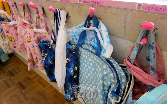 Ở Nhật, mỗi bé đều được mẹ chuẩn bị cho rất nhiều loại túi khác nhau để đi học. Bao gồm: túi đựng quần áo, túi đựng chăn, túi đựng giày, túi đựng quần áo bẩn...
