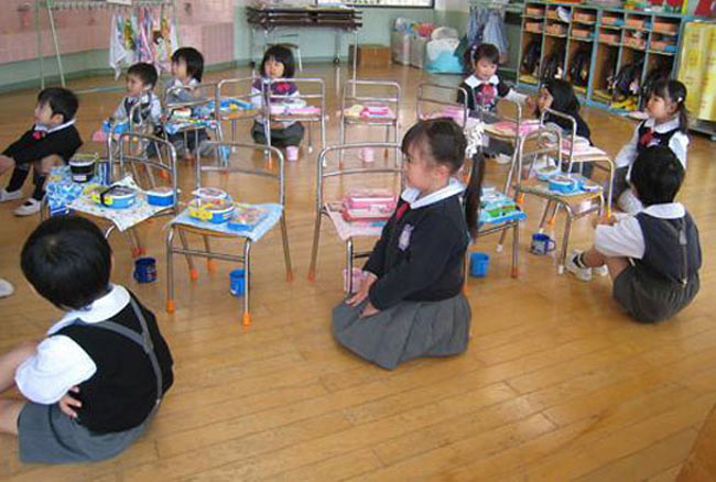 Các bé mẫu giáo lớn đang nói lời chúc ngon miệng 'itadakimasu!' trước khi ăn bento trưa.

