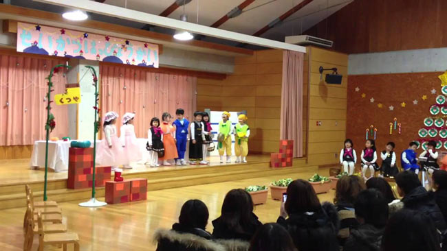 Ở Nhật, các bé rất hay được tham gia những buổi trình diễn văn nghệ, diễn kịch.
