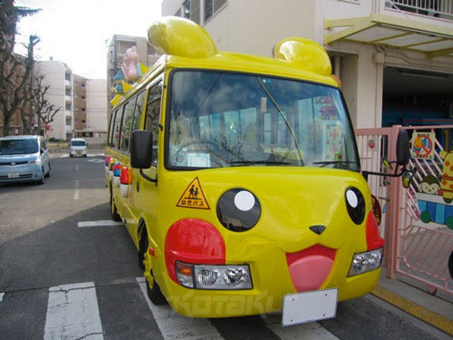Trẻ Nhật đi học mẫu giáo bằng gì? Bằng những chiếc xe bus Pikachu đáng yêu như thế này đây. Có xe đáng yêu như vậy thì hiếm có bé nào lại không háo hức đi học.
