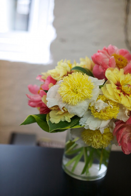 Hoa đẹp 20-10: Cắm Mẫu đơn làm điệu bàn ăn - 10