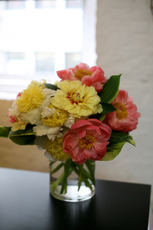 Hoa đẹp 20-10: Cắm Mẫu đơn làm điệu bàn ăn - 8