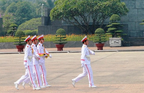 Hạ cờ rủ Quốc tang trên Quảng trường Ba Đình - 2