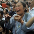 Tin tức - Người dân òa khóc trước nhà 30 Hoàng Diệu