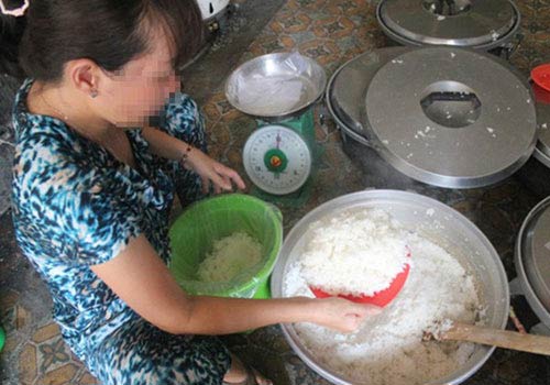 Choáng: Cơm bụi hóa chất, giăm bông từ thịt thối - 1
