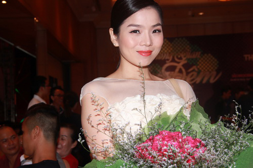 Lệ Quyên cười tít mắt bên Vũ Thu Phương - 1