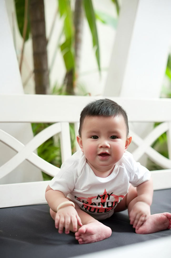 Con trai Quỳnh Chi tên đầy đủ là Trần Gia Phúc, bé sinh ngày 6/8/2012 với cân nặng 3,3kg. Tên này được hot girl và chồng đặt theo đúng ý nguyện của mẹ chồng Phạm Thị Diệu Hiền.
