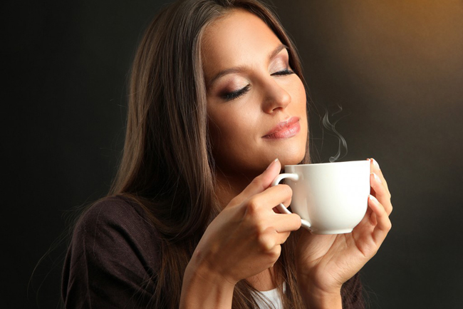Cắt giảm caffeine

Bạn là người nghiện cà phê? Thông tin đáng buồn là sở thích này của bạn sẽ ảnh hưởng đến quá trình đậu thai đấy. Chị em nghiện cà phê sẽ giảm khả năng đậu thai so với người không uống đến 26%.
