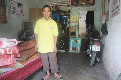 “Chàng khờ” trúng 2 giải độc đắc vẫn đi bán vé số - 1