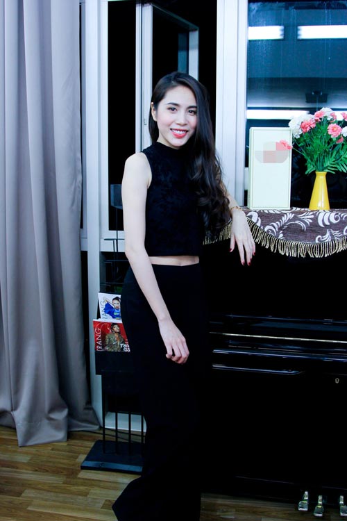 Thủy Tiên thân mật với thí sinh Next Top Model - 1