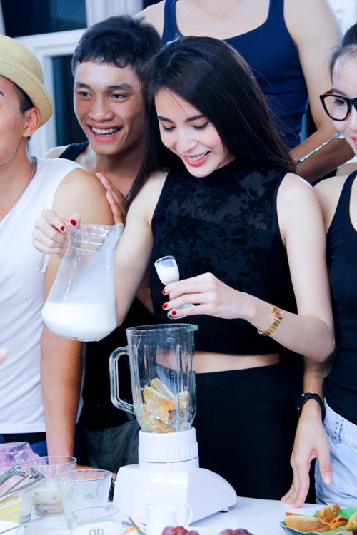 Thủy Tiên thân mật với thí sinh Next Top Model - 5