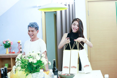 Thủy Tiên thân mật với thí sinh Next Top Model - 4