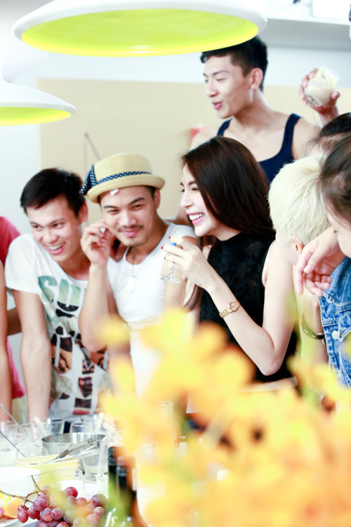 Thủy Tiên thân mật với thí sinh Next Top Model - 6