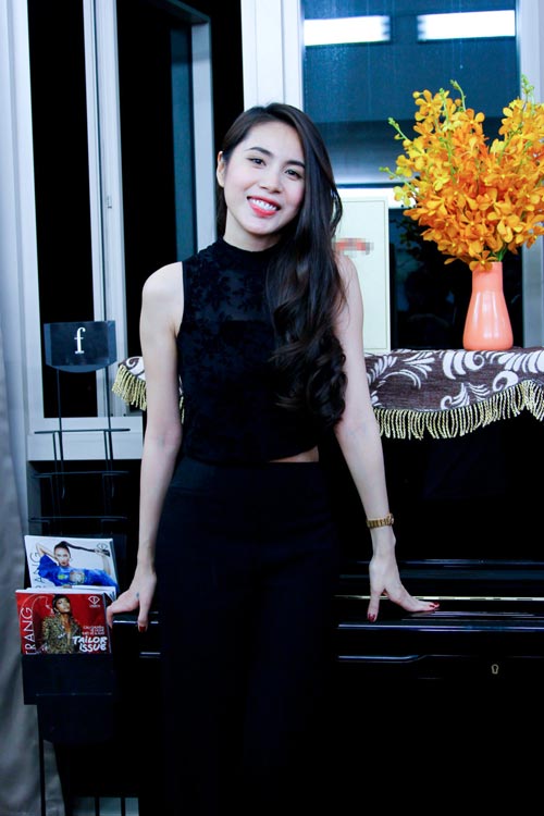 Thủy Tiên thân mật với thí sinh Next Top Model - 2