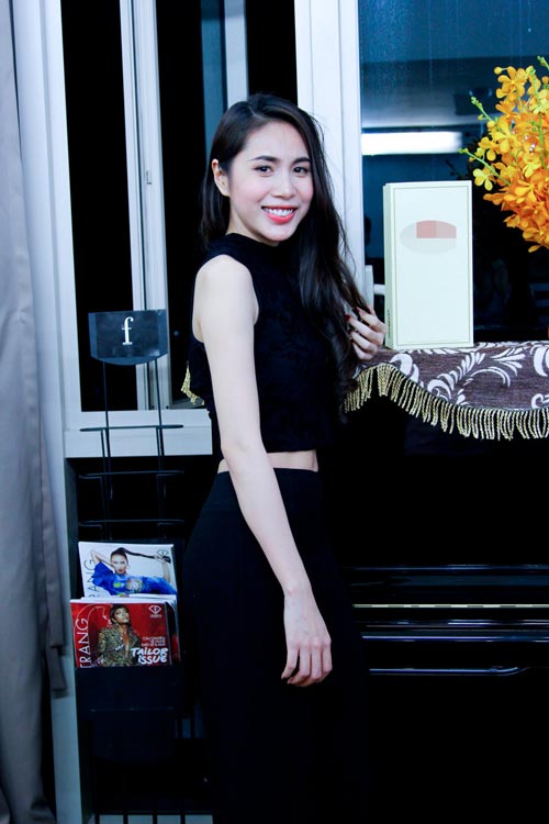 Thủy Tiên thân mật với thí sinh Next Top Model - 3