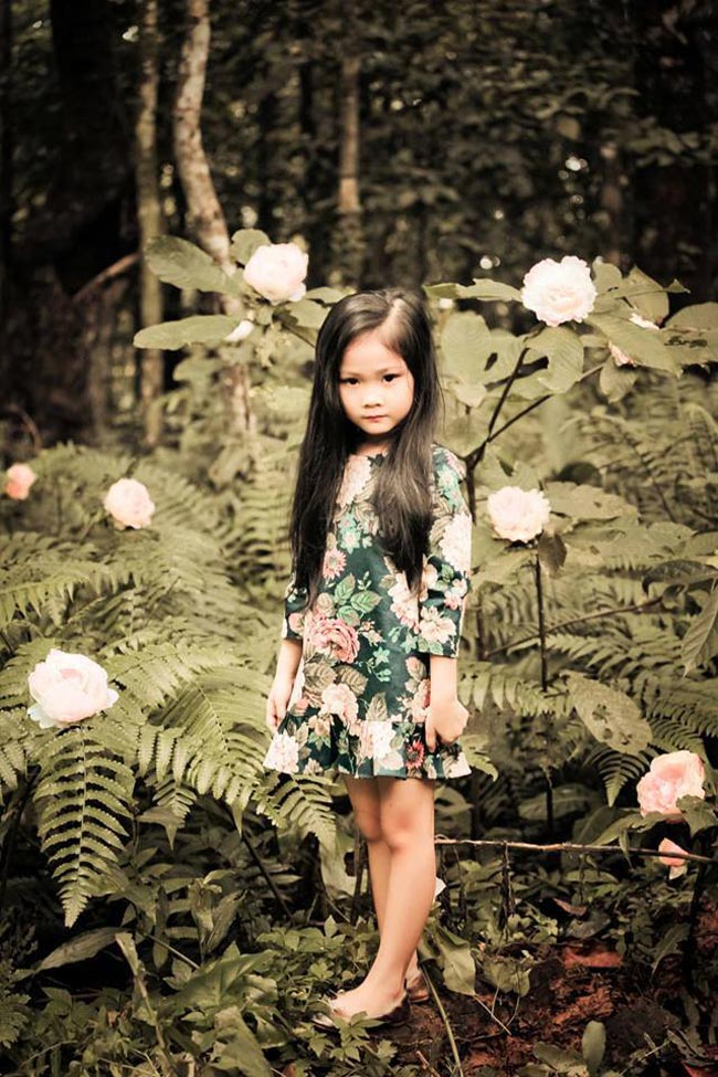 Mới 6 tuổi nhưng Thiên Trang đã rất dạn dĩ trong các shoot hình thời trang. 
