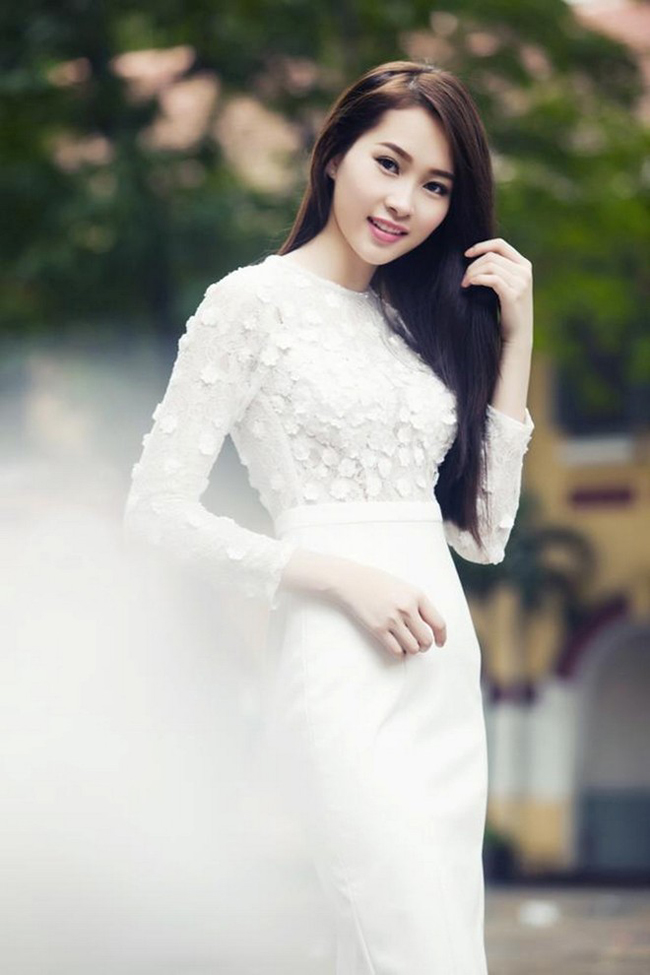 Hoa hậu Việt Nam 2012 quyến rũ trong sắc trắng.
