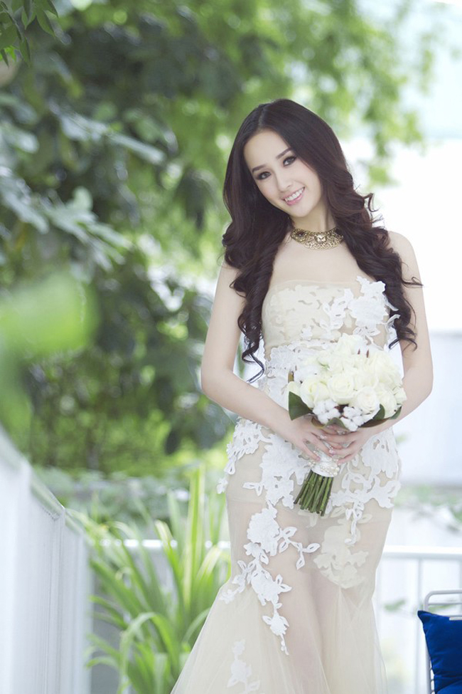 Chọn bộ váy voan trắng nhẹ nhàng kết hợp với mái tóc xoăn, cô dâu Mai Phương Thúy đẹp như một nàng công chúa.
