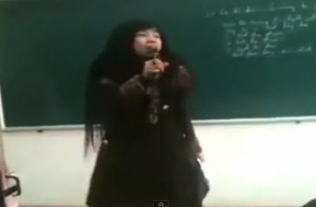 Chết cười cô giáo #039;hét#039; rap tặng sinh viên - 1