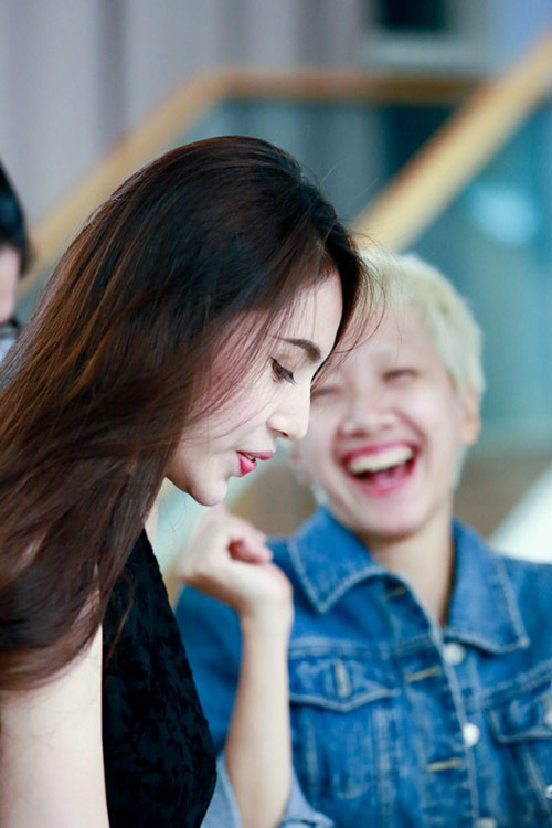 Thủy Tiên xuất hiện với miếng độn cằm lộ rõ? - 4