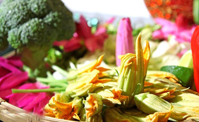 Hoa bí

Hoa bí giàu protein thực vật và các khoáng chất như photpho, sắt, vitamin A và C, ăn rất ngon miệng và bổ dưỡng. Ăn hoa bí giúp lợi tiểu, hạ nhiệt rất tốt cho sản phụ.
