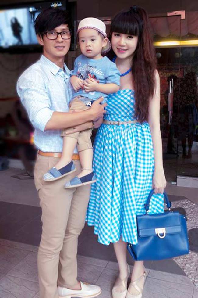 Rio và bố mẹ trong ngày sinh nhật của bố Lý Hải cho fanclub tổ chức. Gia đình hạnh phúc của Lý Hải, Minh Hà luôn khiến mọi người ngưỡng mộ.

