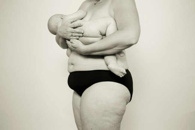 Những thước ảnh chân thực nhất về cơ thể “xập xệ” của mẹ sau sinh lại gợi lên lòng biết ơn của những người con với đấng sinh thành.
