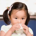 Làm mẹ - Uống sữa bột thì 'chất' hơn sữa tươi?