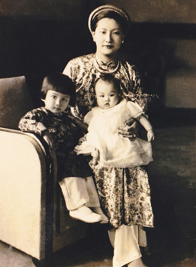 Hai năm sau kết hôn, Hoàng hậu Nam Phương hạ sinh được một Thái Tử, đó là Đông Cung Bảo Long và 1 công chúa.
