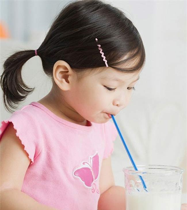 Sữa được xem là một trong những nguồn cung cấp vitamin D tốt nhất. Một ly sữa có chứa rất nhiều chất dinh dưỡng cần thiết cho cơ thể trẻ. Sữa mẹ, sữa công thức hay sữa tươi đều có chứa hàm lượng vitamin D tuyệt vời.
