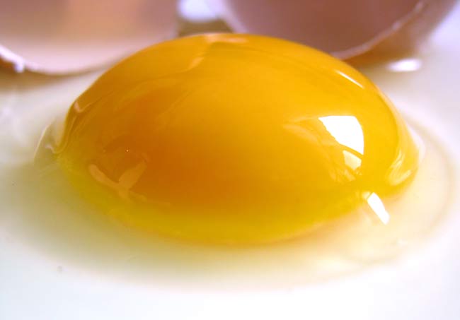 Trứng là một thực phẩm giàu vitamin D, đặc biệt là phần lòng đỏ trứng. Lòng đỏ trứng có khả năng điều hòa hệ thần kinh, hệ tim mạch và não. Hơn nữa, trứng còn làm giảm nguy cơ bị đục thủy tinh thể cũng như kích thích tóc mọc nhanh hơn.

Mẹ có thể cho trẻ bắt đầu tập từ 1/2- 1.4 lòng đỏ trứng luộc nghiền vào cháo từ tháng thứ 6.

